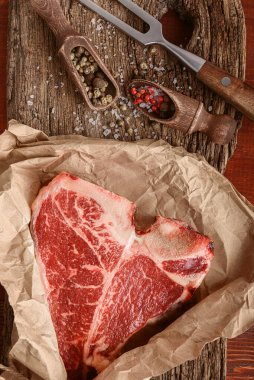 Kutsanmış gün ve Noel tatili için çiğ biftek. Bir parça taze organik çiftlik eti.