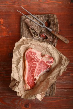 Kutsanmış gün ve Noel tatili için çiğ biftek. Bir parça taze organik çiftlik eti.