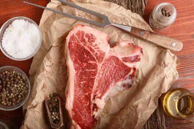 Kutsanmış gün ve Noel tatili için çiğ biftek. Bir parça taze organik çiftlik eti.