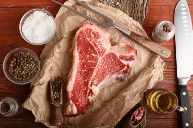 Kutsanmış gün ve Noel tatili için çiğ biftek. Bir parça taze organik çiftlik eti.