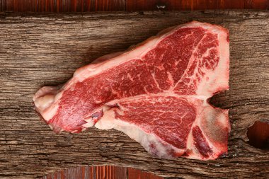 Kutsanmış gün ve Noel tatili için çiğ biftek. Bir parça taze organik çiftlik eti.