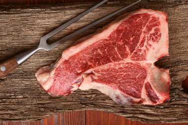 Kutsanmış gün ve Noel tatili için çiğ biftek. Bir parça taze organik çiftlik eti.