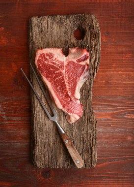 Kutsanmış gün ve Noel tatili için çiğ biftek. Bir parça taze organik çiftlik eti.