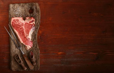 Kutsanmış gün ve Noel tatili için çiğ biftek. Bir parça taze organik çiftlik eti.
