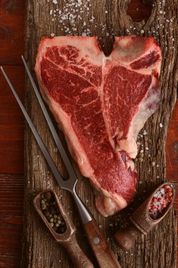 Kutsanmış gün ve Noel tatili için çiğ biftek. Bir parça taze organik çiftlik eti.