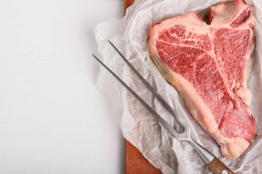 Çevre dostu ambalaj kağıdına sarılmış bir parça taze çiftlik eti.