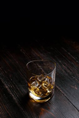 Modern bardaklarda buzlu viski.