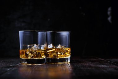 Modern bardaklarda buzlu viski.
