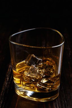 Modern bardaklarda buzlu viski.