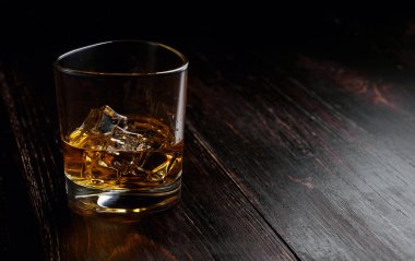 Modern bardaklarda buzlu viski.