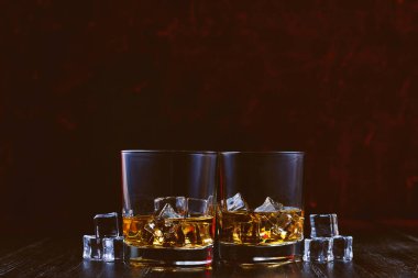 Modern bardaklarda buzlu viski.