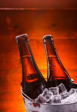 Buz kovasında iki şişe bira.