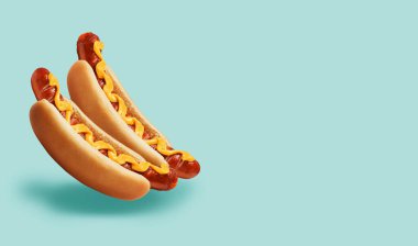 Hardallı taze Amerikan sosislisi.