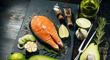 Somon bifteği kızartılmaya hazır. Sevdiğin birine yemek pişirmek.