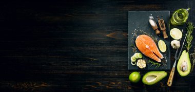 Somon bifteği kızartılmaya hazır. Sevdiğin birine yemek pişirmek.