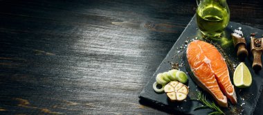 Somon bifteği kızartılmaya hazır. Sevdiğin birine yemek pişirmek.