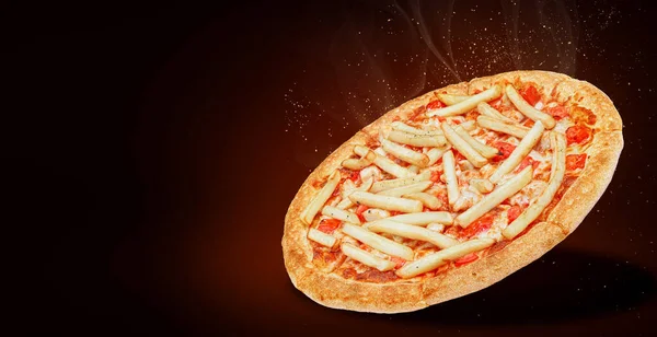 Üstünde patates kızartması olan bir pizza. bir cümlede iki kişi..