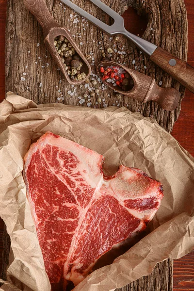 Kutsanmış gün ve Noel tatili için çiğ biftek. Bir parça taze organik çiftlik eti.
