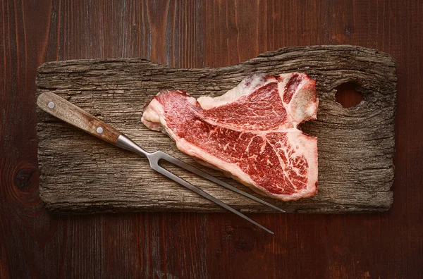 Bir kasaptan taze çiğ biftek.