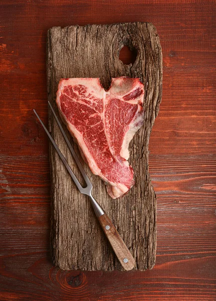 Kutsanmış gün ve Noel tatili için çiğ biftek. Bir parça taze organik çiftlik eti.