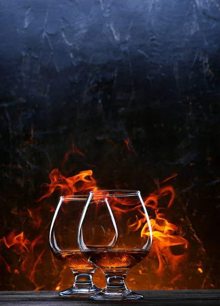 İki kişilik ateşin arka planında klasik bir bardakta Fransız brendisi. Bir bardak brendi eşliğinde iki arkadaşla aceleci olmayan akşam sohbeti.