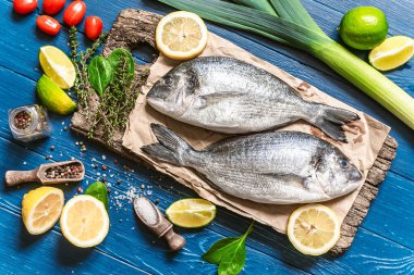 Baharatlı taze çiğ dorado balığı. Sevdiğinle kendi ellerinle iki kişilik yemek..