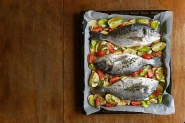 Balık fırında pişmeye hazır.