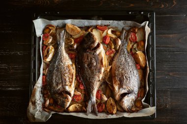 Akşam yemeğinde balık. tavada pişmiş balık.