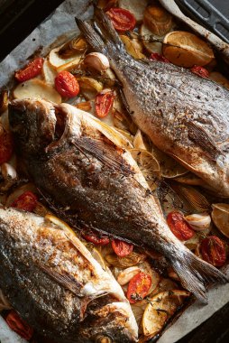 Akşam yemeğinde balık. tavada pişmiş balık.