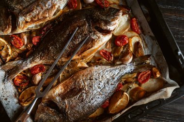 Akşam yemeğinde balık. tavada pişmiş balık.