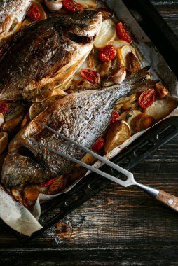 Akşam yemeğinde balık. tavada pişmiş balık.