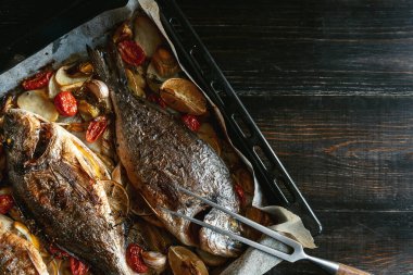 Akşam yemeğinde balık. tavada pişmiş balık.