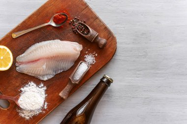 Klasik İngiliz balık ve patates kızartması hazırlamak için gerekli malzemeler.