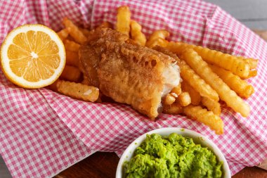 Geleneksel İngiliz yemekleri ve patates kızartması.