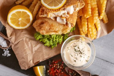 Geleneksel İngiliz yemekleri ve patates kızartması.