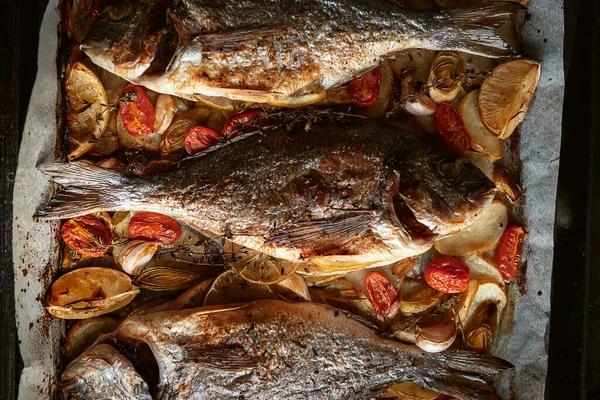 Akşam yemeğinde balık. tavada pişmiş balık.