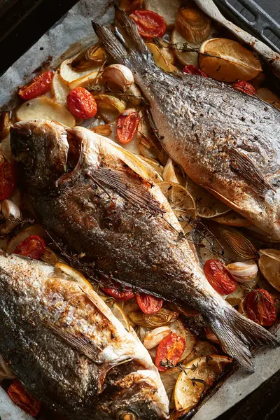 Akşam yemeğinde balık. tavada pişmiş balık.