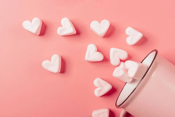 Uma Caneca Rosa Encontra Seu Lado Contra Fundo Rosa Marshmallows — Fotografia de Stock