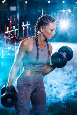 Spor salonundaki güzel siyah sporcu kadın. bir çalışma gerçekleştirir.