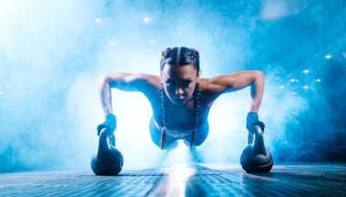 Spor salonundaki güzel siyah sporcu kadın. bir çalışma gerçekleştirir.