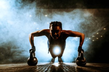 Spor salonundaki güzel siyah sporcu kadın. bir çalışma gerçekleştirir.