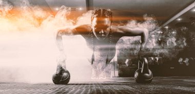 Spor salonunda siyah bir sporcu.