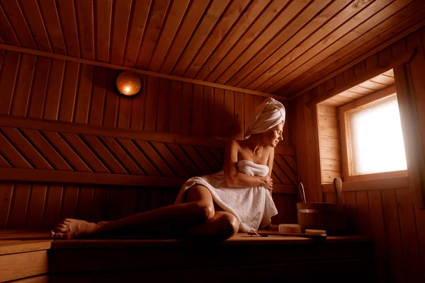 Chica Tratamiento Spa Una Sauna Tradicional Con Cepillo Para Piel —  Fotos de Stock