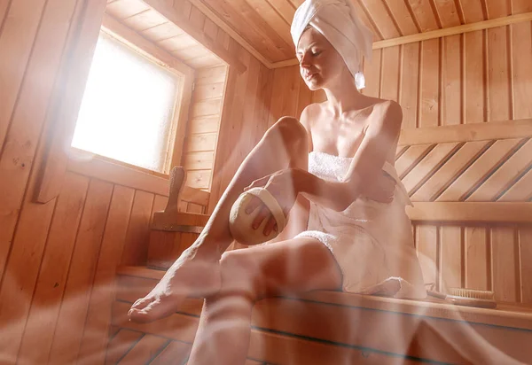 Ragazza Una Sauna Finlandese Facendo Peeling Cutaneo — Foto Stock