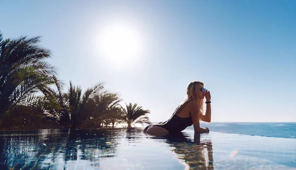 Une Fille Maillot Bain Fermé Lunettes Soleil Sort Eau Dans — Photo