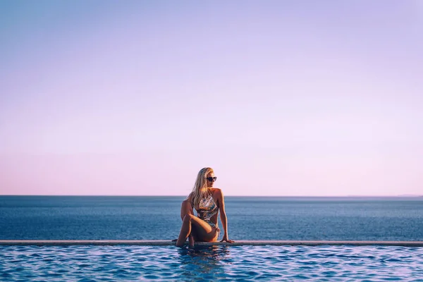 Fille Maillot Bain Près Piscine Panoramique Sur Fond Mer Détend — Photo