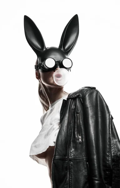 Maskeli Paskalya tavşanı sakız şişiriyor. Paskalya partisi konsepti