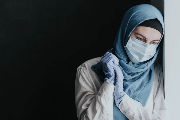 Втомлений Медичний Працівник Лікар Жінка Мусульманка Хіджабі Після Прийому Великої — стокове фото