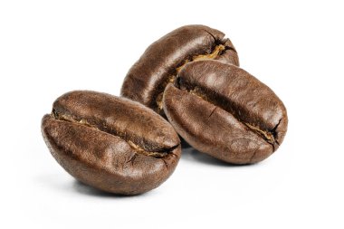 Beyaz arka planda üç kahve çekirdeği. Makro fotoğrafı ayır.