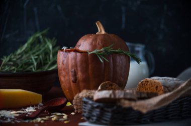 Koyu arkaplanda kabak kremalı çorba. 